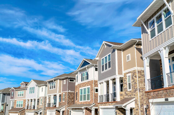 kaufen Vertikal aufgehängte Aluminiumfenster für optimierte Lüftung und Raumeffizienz online manufacture